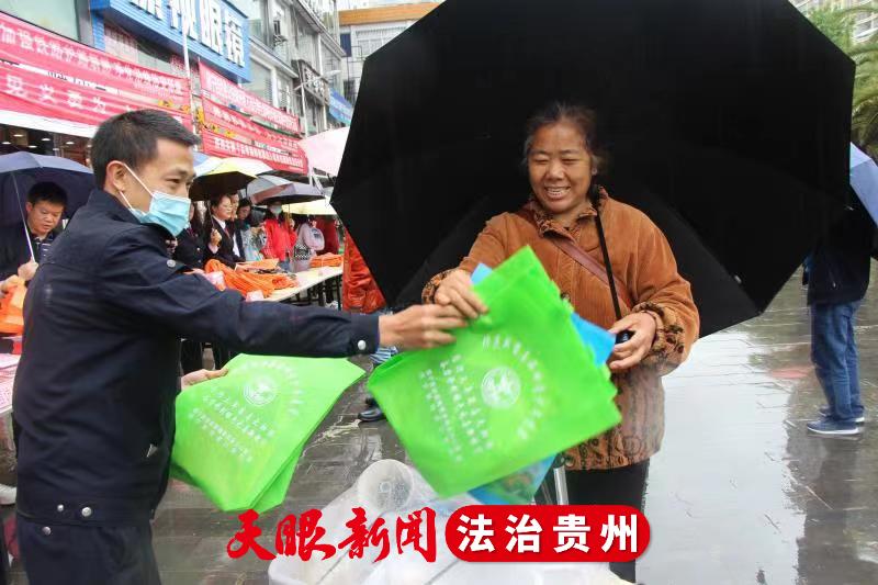 鎮寧開展“禁毒宣傳進萬家”主題宣傳活動 為群眾發放禁毒宣傳手提袋  第2張 鎮寧開展“禁毒宣傳進萬家”主題宣傳活動 為群眾發放禁毒宣傳手提袋  第2張