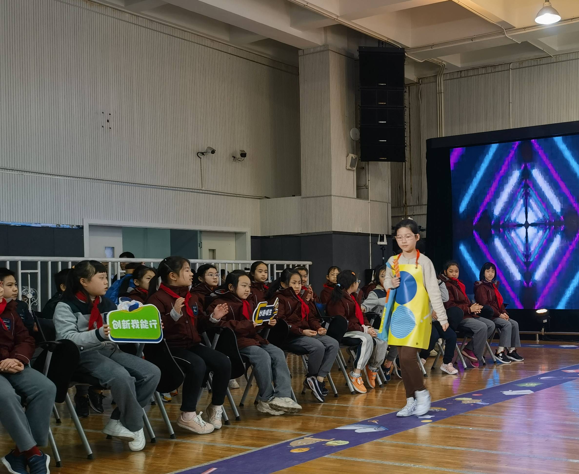 “解鎖”創(chuàng)新教育新玩法,一場(chǎng)“奇思妙想”服裝秀讓學(xué)生自信滿滿走上舞臺(tái)  第2張 “解鎖”創(chuàng)新教育新玩法,一場(chǎng)“奇思妙想”服裝秀讓學(xué)生自信滿滿走上舞臺(tái)  第2張