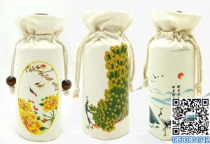 訂做各種中高檔適用織錦緞白酒包裝袋、麻布包裝袋、時(shí)尚絨布包裝袋、棉布包裝袋、抽繩束口袋等包裝袋