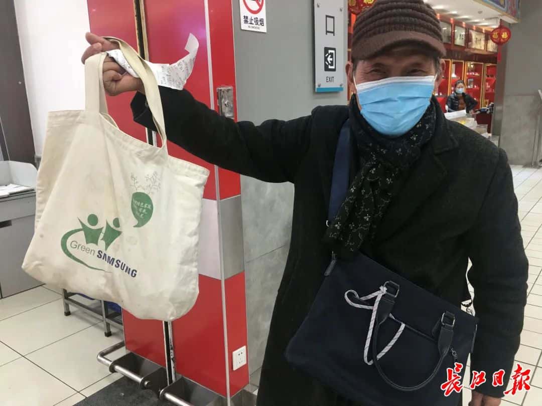 小推車、無(wú)紡布袋……在商超，過(guò)半顧客自帶購(gòu)物裝備  第3張