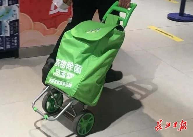 小推車、無(wú)紡布袋……在商超，過(guò)半顧客自帶購(gòu)物裝備  第2張