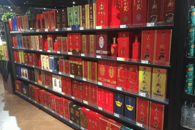 中國2款“尷尬酒”，普通人嫌它包裝簡陋，行家卻用來招待貴賓 好酒無需繁雜包裝