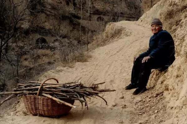 山區(qū)留守老人黃小米銷路難,緊急求援,讓我們一起轉(zhuǎn)發(fā),給他們多一份希望.  第2張